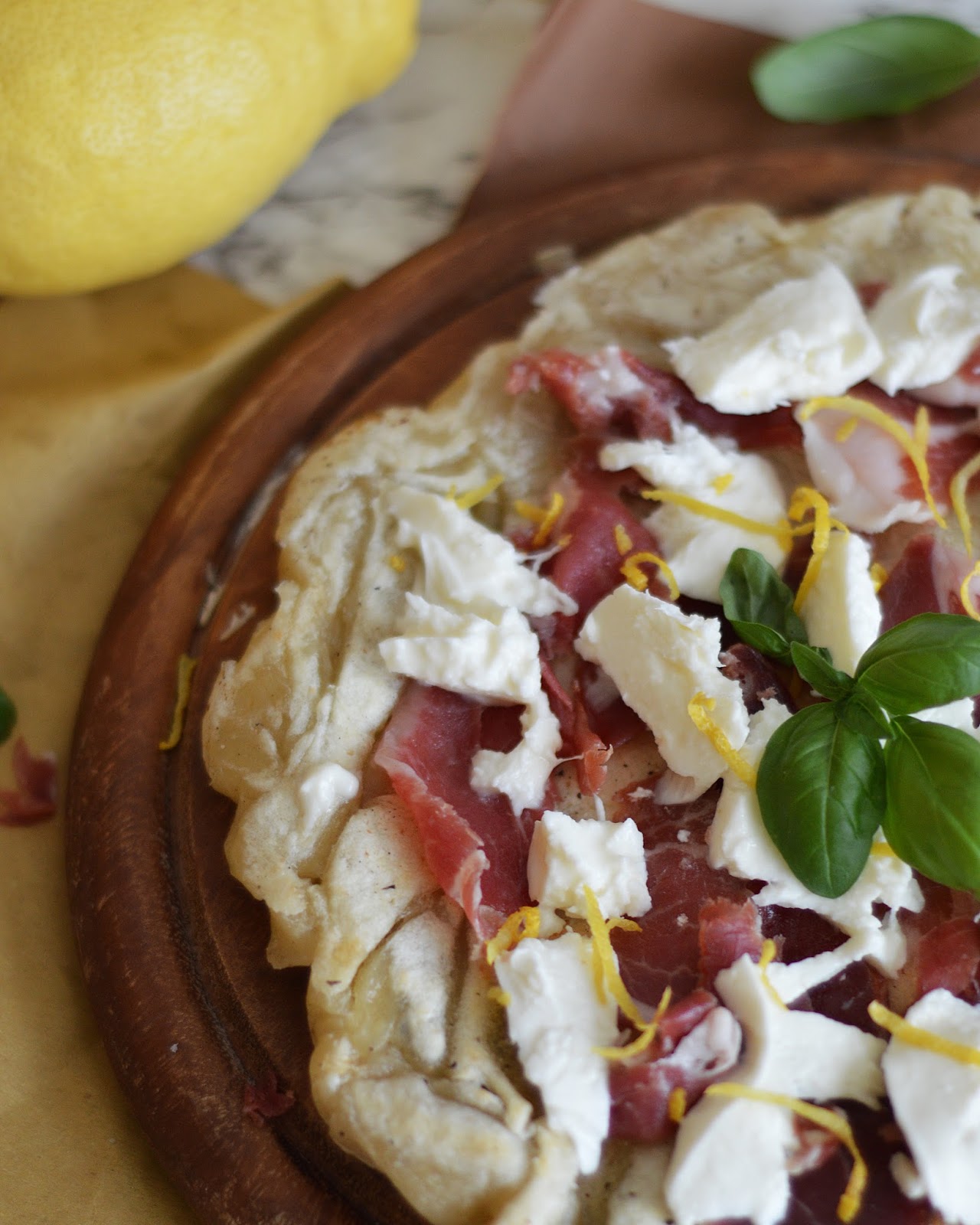 PIZZA BIANCA CON PROSCIUTTO CRUDO E MOZZARELLA E LIMONE