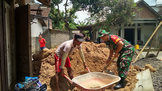 Babinsa Bantu Renovasi Rumah Warga