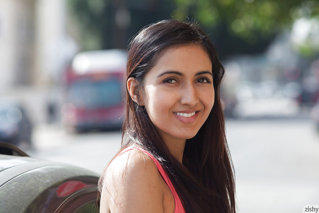 Adorable young amateur babe Vijaya Singh spreading