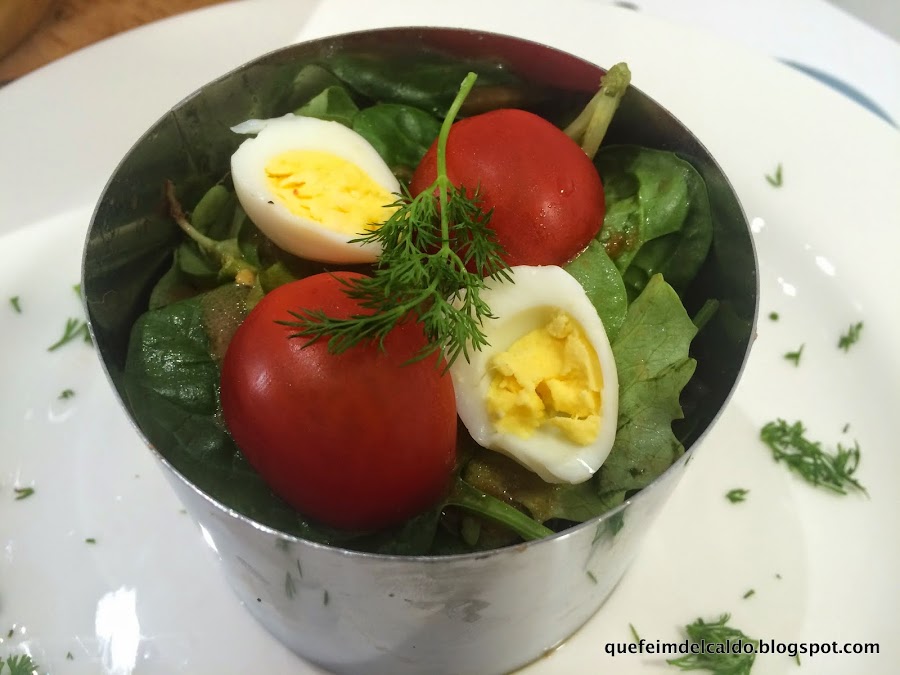 Ensalada verde con salmón ahumado y vinagreta de salsa de soja y manzana