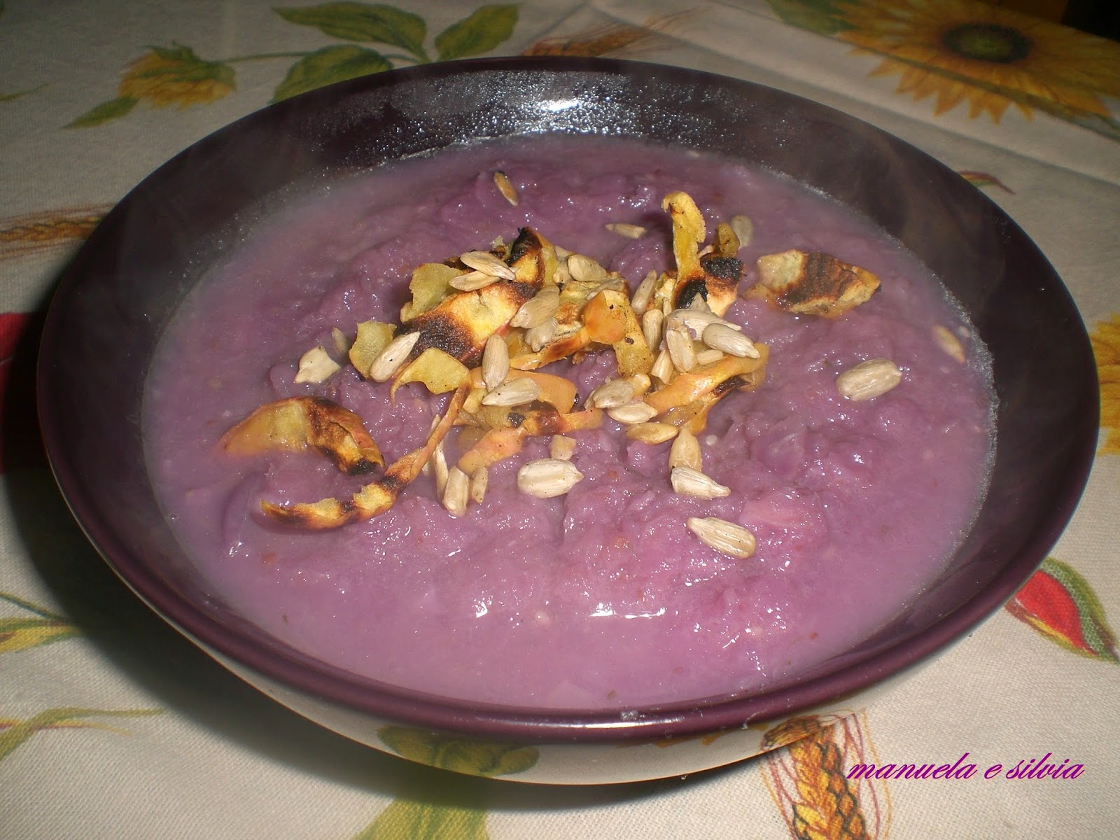 ciotoline con crema di cavolo viola aromatizzata alla senape con cips di mela e semi di girasole