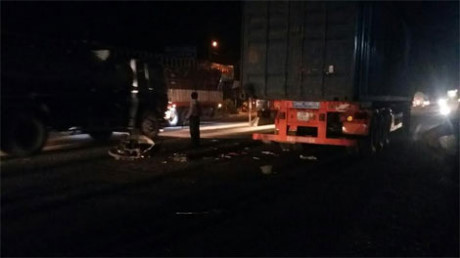 Container dam xe may trong dem, 1 nguoi tu vong - Anh 2