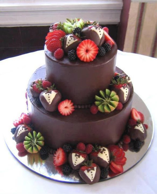 Torta de chocolate con smokings de frutas para hombres Torta de chocolate con smokings de frutas para hombres