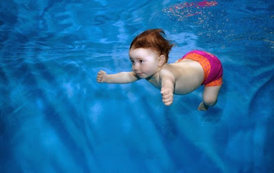 foto de bebe bajo el agua