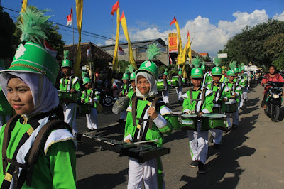 Aksi Drumband MI Darul Ulum Pada Parade HUT RI Ke-71 di Kecamatan Barat