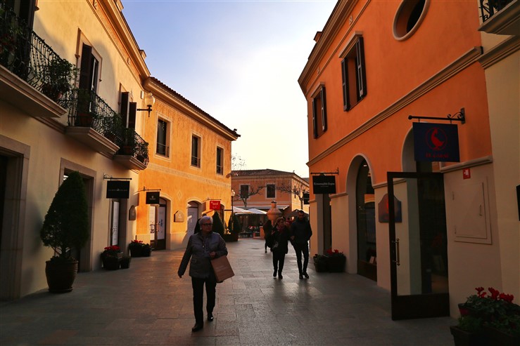 Qué gastronomía hay en La Roca Village? Una mirada más allá de las tiendas