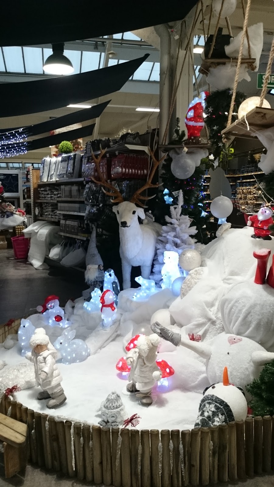 La chambre est traversée par le vent...: Déco de Noël chez Jardiland et