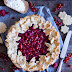 Johannisbeer & Himbeer Pie mit Keksblüten Kranz