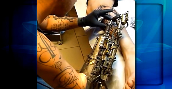 Tatuador com braço biônico' é a nova sensação mundial