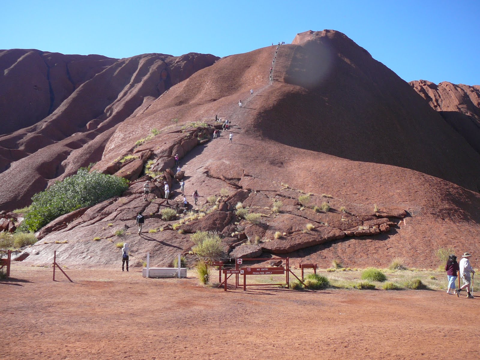 Andrew and Nikki around Oz: Climbing Uluru