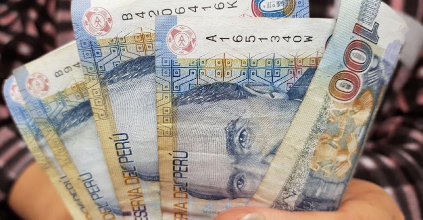 Aguinaldos de S/. 300 y bono por escolaridad de S/. 400, aprobó el Congreso de la República para el 2018 Aguinaldos de S/. 300 y bono por escolaridad de S/. 400, aprobó el Congreso de la República para el 2018