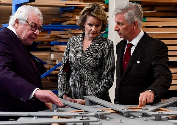 King Philippe and Queen Mathilde visited the Penitentiary Agricultural Center in Ruiselede and business Piano’s Maene. Natan coatdress.