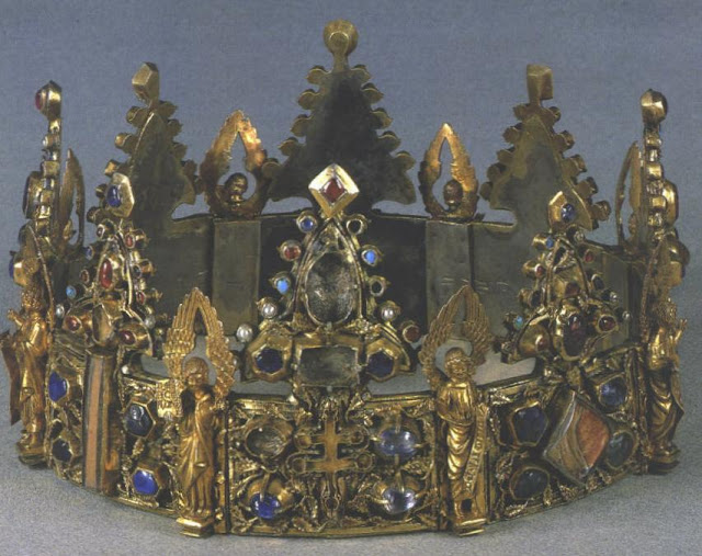 Το χρυσάργυρο στέμμα του Αγίου Λουδοβίκου με τα άγια λείψανα και τα ιερά κειμήλια της Θεοτόκου του Φάρου της βυζαντινής Κωνσταντινούπολης. Αποθησαυρίζεται σήμερα στις μεσαιωνικές συλλογές του Μουσείου του Λούβρου.