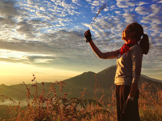 pemandangan indah di gunung batur foto pose keren di gunung batur untuk cewek