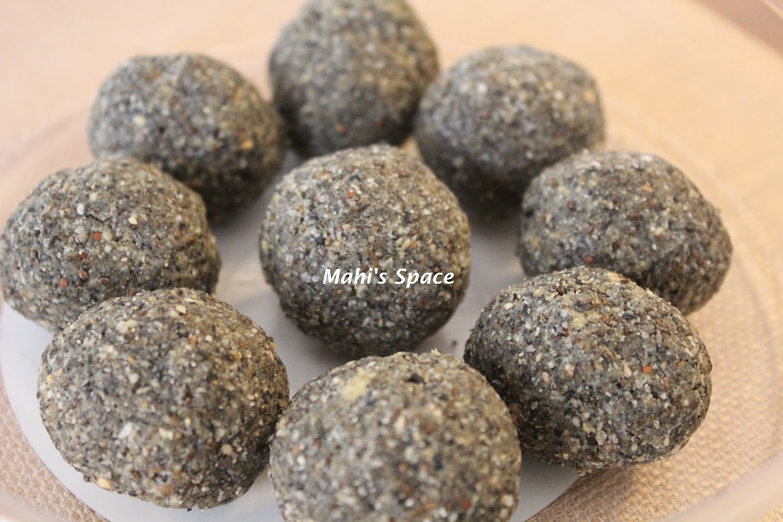 Sesame Laddu/Ellurundai Mahi's Kitchen