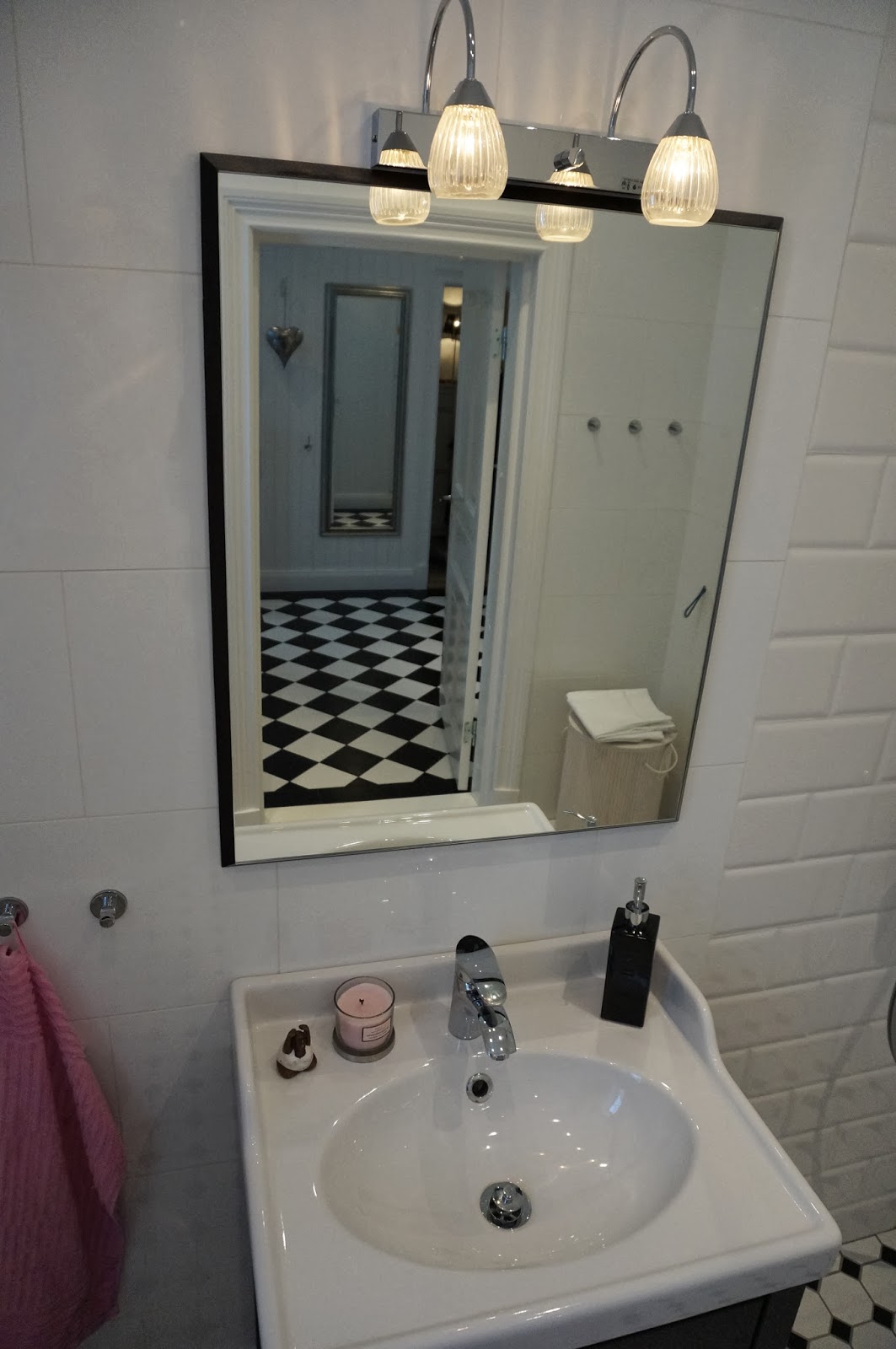 Skärgårdsvillan: lite puderrosa i badrummet är aldrig fel.