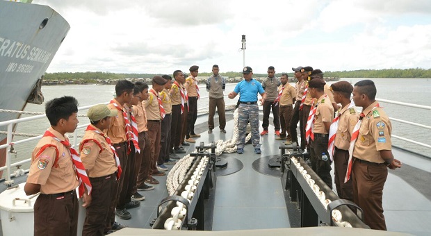 Pramuka Saka Bahari Timika Kunjungi KN Tanjung Datu-1101