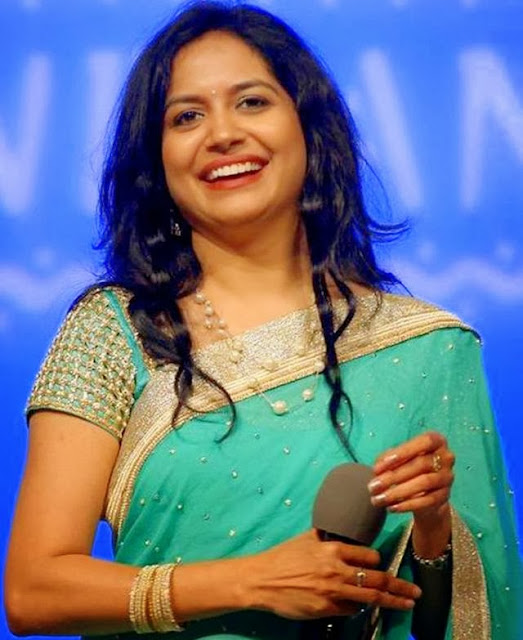 Singer Sunitha South Pearls Set