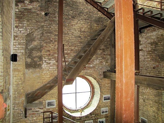 Zachowany fragment dawnych schodów we wnętrzu wieży.