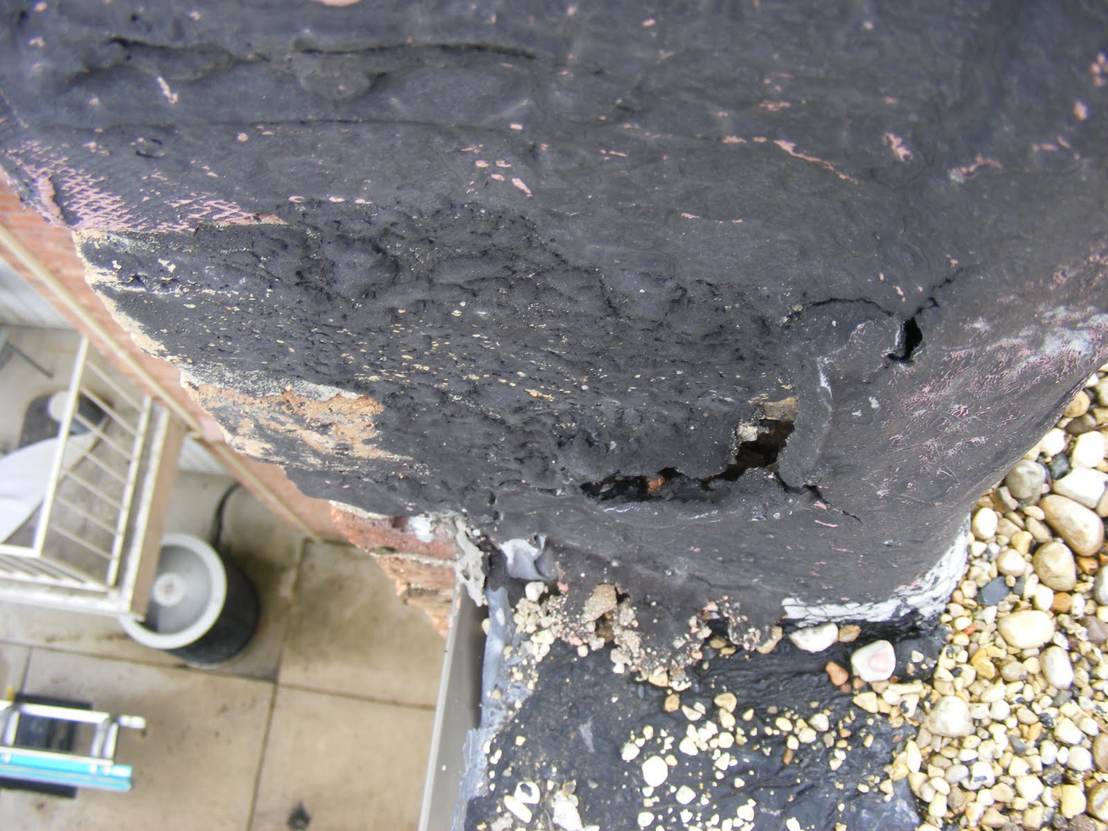 Roofer's view * Flat roof (coal tar pitch and gravel)