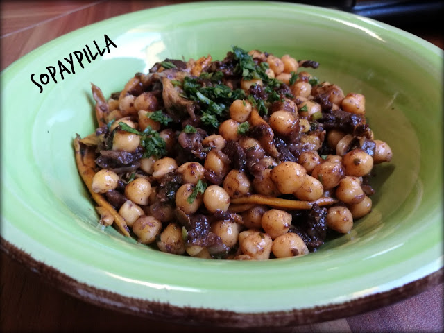 Garbanzos Salteados Con Setas Y Morcilla
