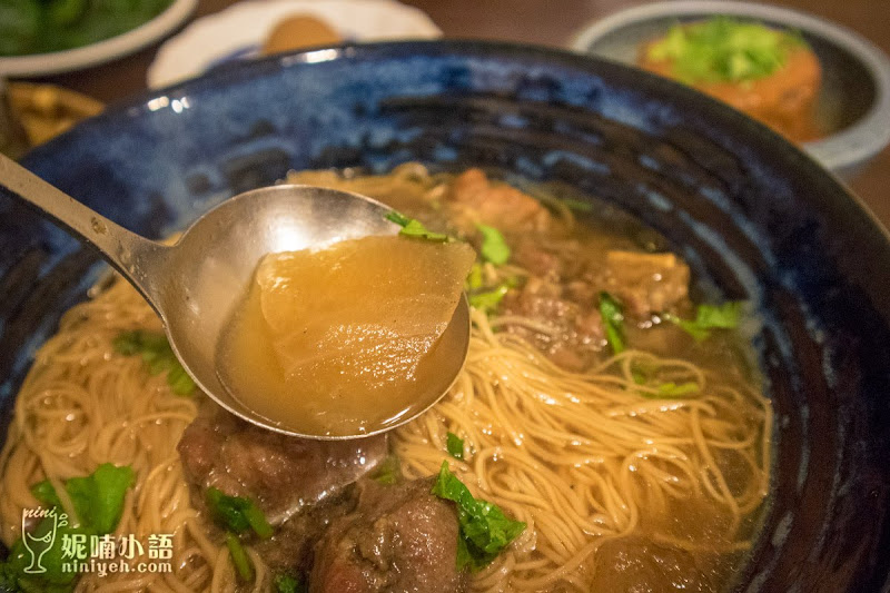 【西門町美食】何家排骨酥。賞味重點排骨酥雞絲麵