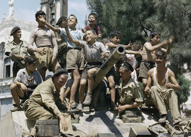 Sherman tank of the 3rd County of London Yeomanry in Sicily color photos of World War II worldwartwo.filminspector.com