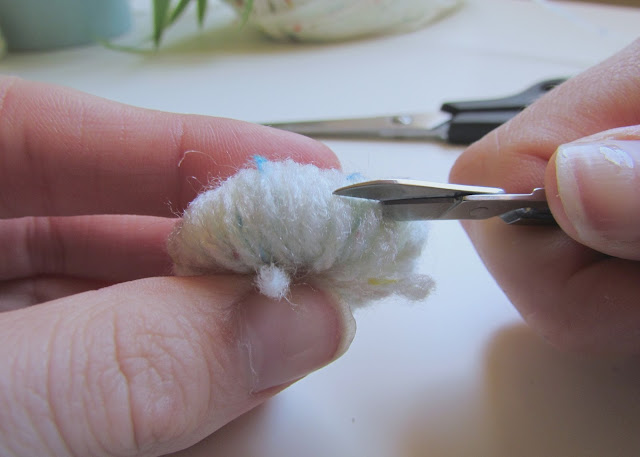 DIY pom poms wool cut scissors