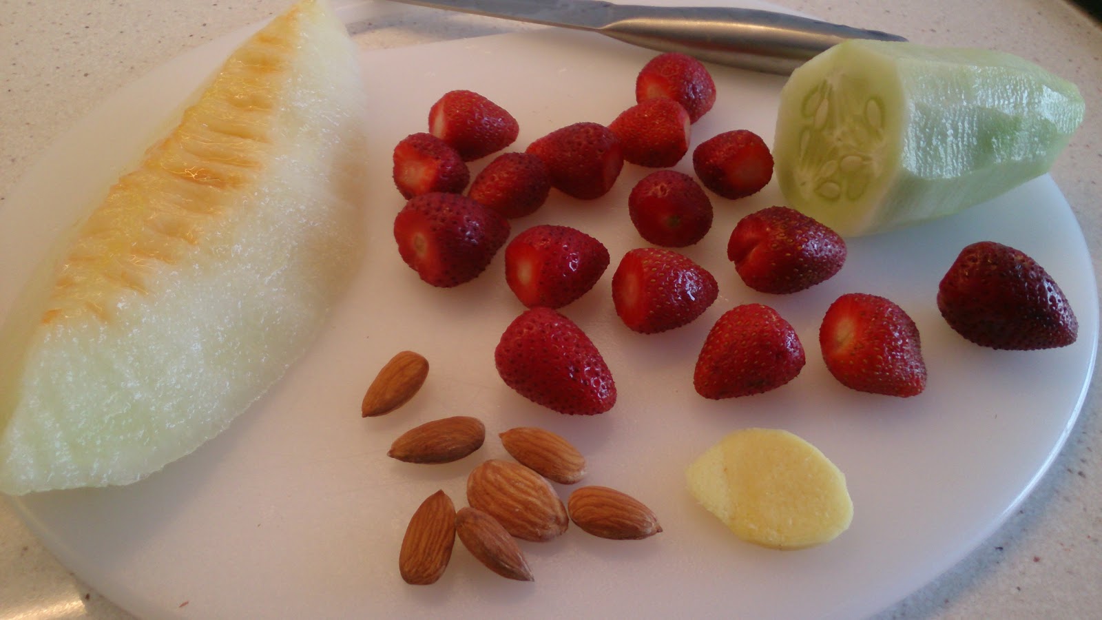 Fácil y Sano Smoothie de Fresas , Melon , Pepino , Almedras y Jenjibre