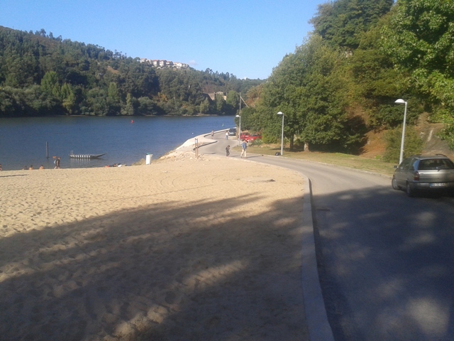 Estrada acesso á praia fluvial