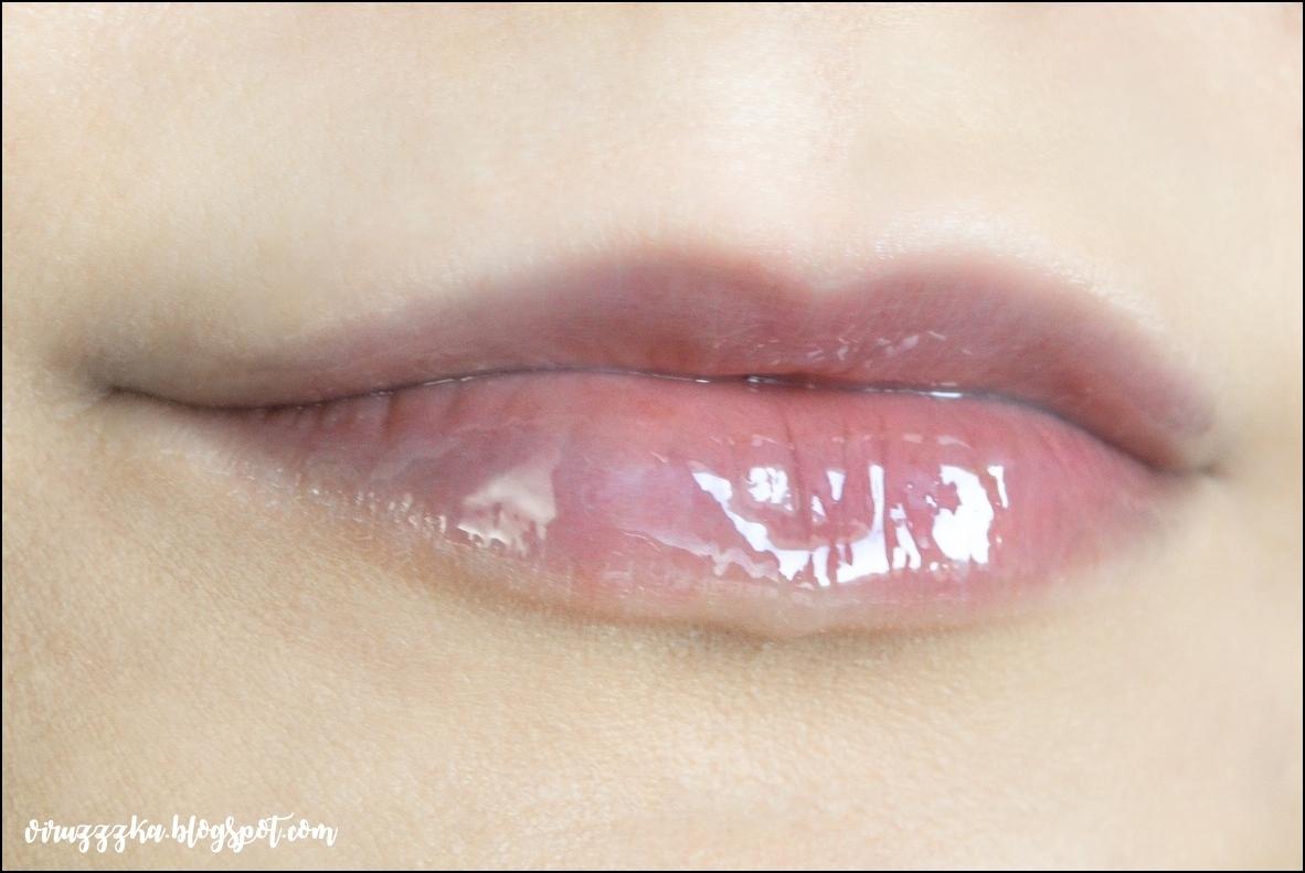 CHANEL Rouge Coco Gloss 792 Aphrodite swatch CHANEL Rouge Coco Gloss 792 Aphrodite swatch