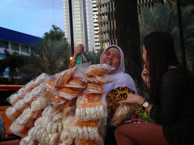 Renungan Hidup Belajar Dari Kisah Seorang Penjual Kerupuk Renungan Hidup Belajar Dari Kisah Seorang Penjual Kerupuk
