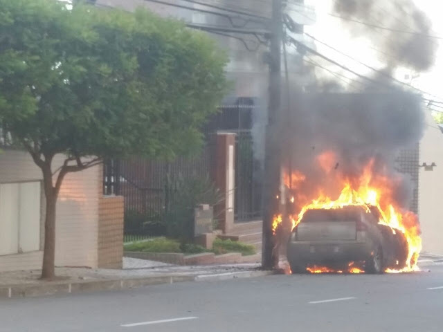 Automóvel incendeia na frente de condomínio vizinho ao prédio onde reside o secretário Delci Teixeira