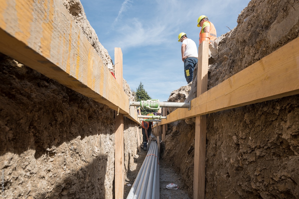 Découvrez le rôle essentiel du chef de chantier dans le suivi de chantier. Après les travaux de préparation, d'équipements et d'aménagements, le chef de chantier est chargé de conduire les travaux d'exécution dans les règles de l'art. Pour assurer une organisation et une direction efficaces, le chef de chantier tient une comptabilité de chantier comprenant divers documents tels qu'un cahier journal, un carnet de renseignement sur les ouvriers, un carnet de réception des plans d'exécution, et bien d'autres. Découvrez comment ces éléments contribuent au suivi de chantier dans ce rapport détaillé.