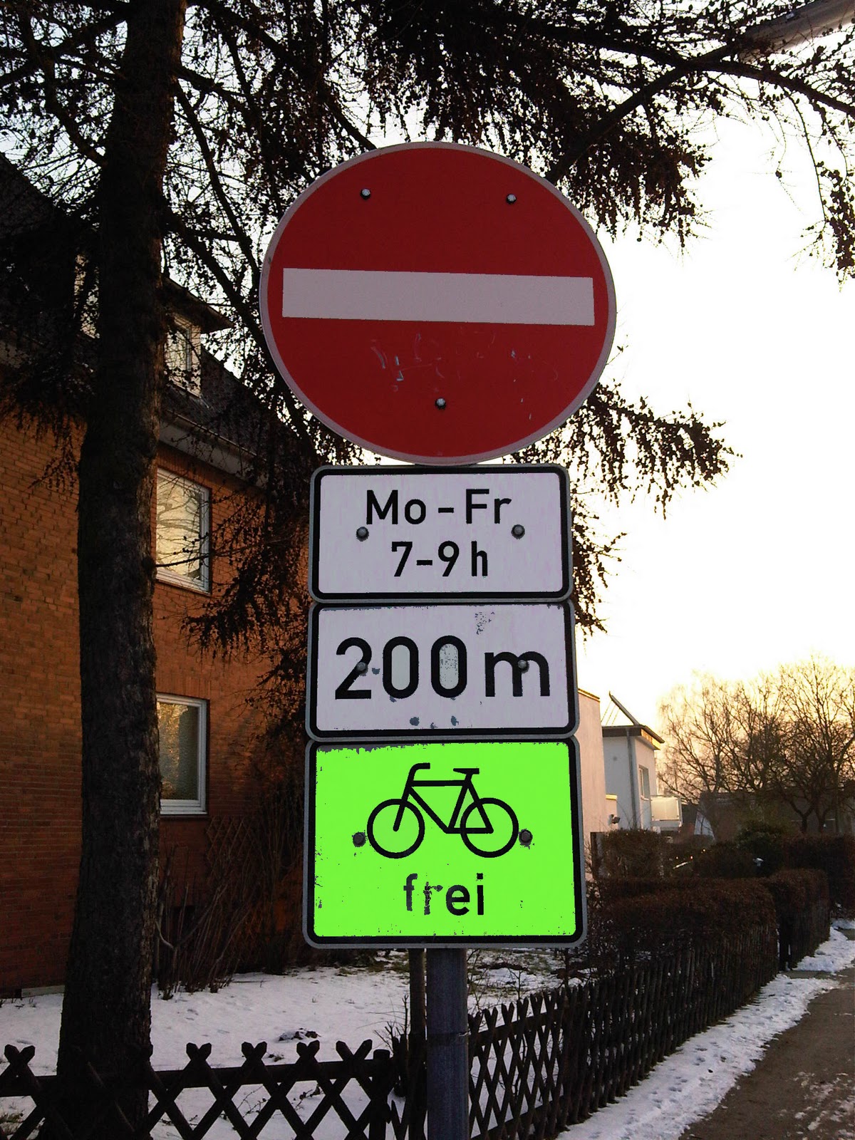BilderBibliothek Lustige Verkehrsschilder Stoppschild und Radwegeschild