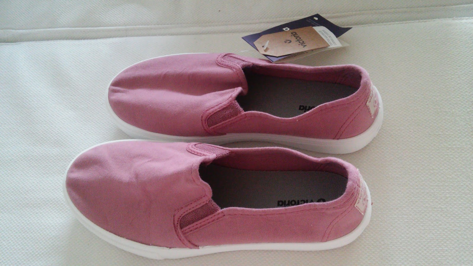 Living a Fiction: New Shoes: Victoria Slip-on Lona Tintada in Rosa