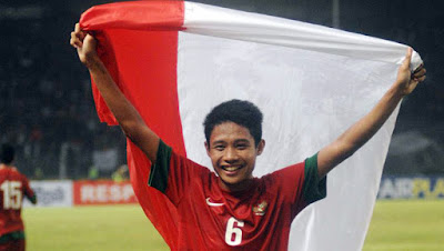  Biografi Evan Dimas   Biodata   Nama lengkap : Evan Dimas Darmono.  Tempat dan tanggal lahir : Surabaya, 13 maret 1995.  Tinggi : 1.67 m.  Posisi : Gelandang.  Warga negara : Indonesia.  Facebook : Evan Dimas.  Twitter : Evan Dimas.  Biografi    Mengawali karir junior bersama SSB Sasana Bhakti pada tahun 2005 sampai dengan 2007. Lalu di tahun berikutnya ia kembali memfokuskan karir juniornya bersama SSB Mitra Surabaya pada tahun 2007 sampai dengan 2011. Pada tahun 2012, Evan Dimas diminta untuk membela timnas di piala HKFA. Dan tepat di tahun 2013 sampai dengan 2015 ia masuk tim senior Persebaya Surabaya.  Di lapangan hijau khususnya untuk wilayah tengah dimana posisi ia ditempatkan, Evan Dimas terbilang cukup sukses di sektor ini. Pergerakannya sangat aktif. Rajin membantu serangan dan pertahanan, bahkan tak jarang ia menciptakan gol pembuka dan gol penentu kemenangan tim. Evan Dimas adalah sosok gelandang yang sederhana, datang dari keluarga yang bersahaja. Diketahui pula untuk pemain bola seprofesinya ia sangat mengidolakan Andreas Iniesta, pemain Barcelona yang berposisi sama dengan Evan Dimas.  Di negara tercinta kita Indonesia ini, tak pernah habis talenta-talenta sepakbola berbakat yang lahir setiap waktu. Animo yang sangat tinggi dari masyarakat nampaknya turut memberikan sumbangsih para pecinta bola sehingga