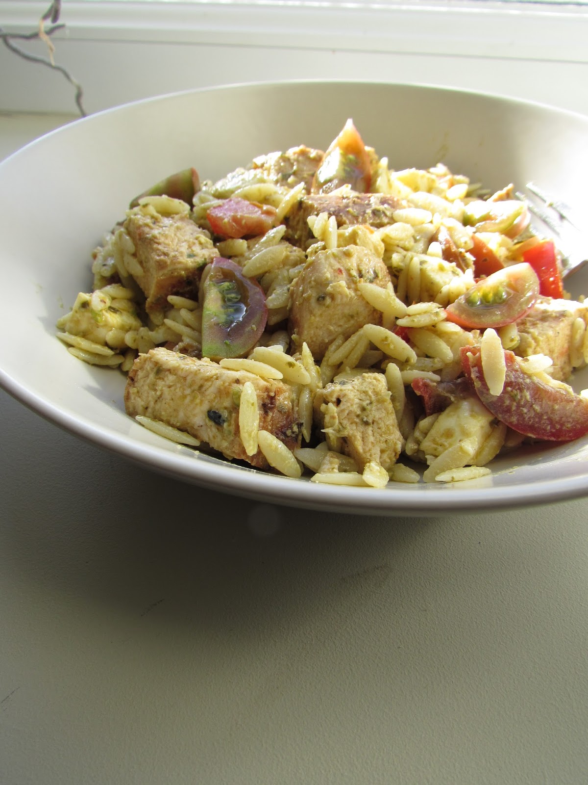 MÉLINA & CHOCOLAT Salade de pâtes au poulet et pesto.