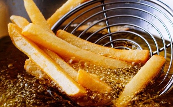 Το κόλπο για να μην πετάγεται το λάδι όταν τηγανίζεις