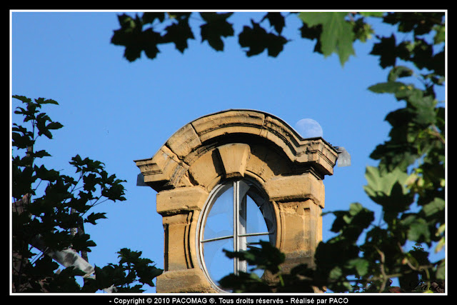 Lucarne oeil de boeuf de l'ancienne préfecture de sedan sous la lune