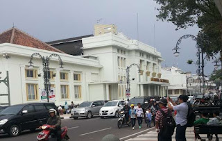 Sukarno ingin menegaskan kepada dunia bahwa dari Bandung-lah awal gerakan kemerdekaan yang dipimpinnya memulai perlawanan terhadap kolonialisme dan imperialisme. Ada beberapa fakta menarik mengapa Bandung dipilih sebagai tempat penyelengaraan KAA tahun 1955.