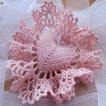 http://translate.googleusercontent.com/translate_c?depth=2&hl=es&rurl=translate.google.com&sl=en&tl=es&u=http://make-handmade.com/2012/01/31/valentine-handmade-gifts-sweet-crocheted-heart-tutorial/&usg=ALkJrhgqPM-u7rCk-5gEpE5mG_9vHHPyaQ