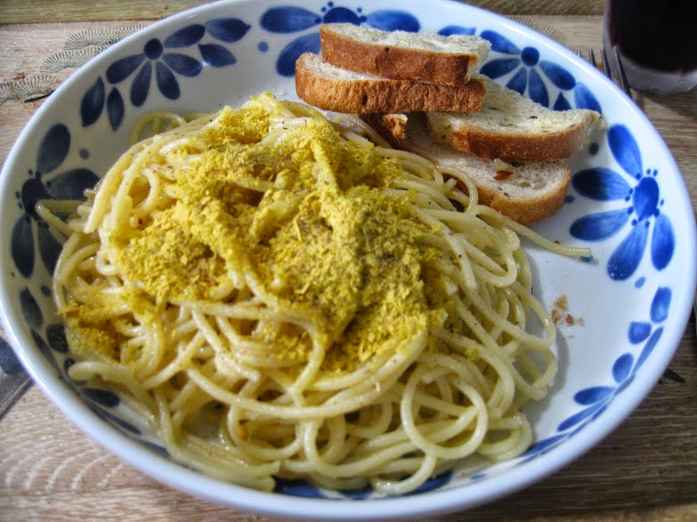 A Gent in Training: Recipe Wednesday: Pasta with Olive Oil, Garlic, Pepper,  and Nutritional Yeast