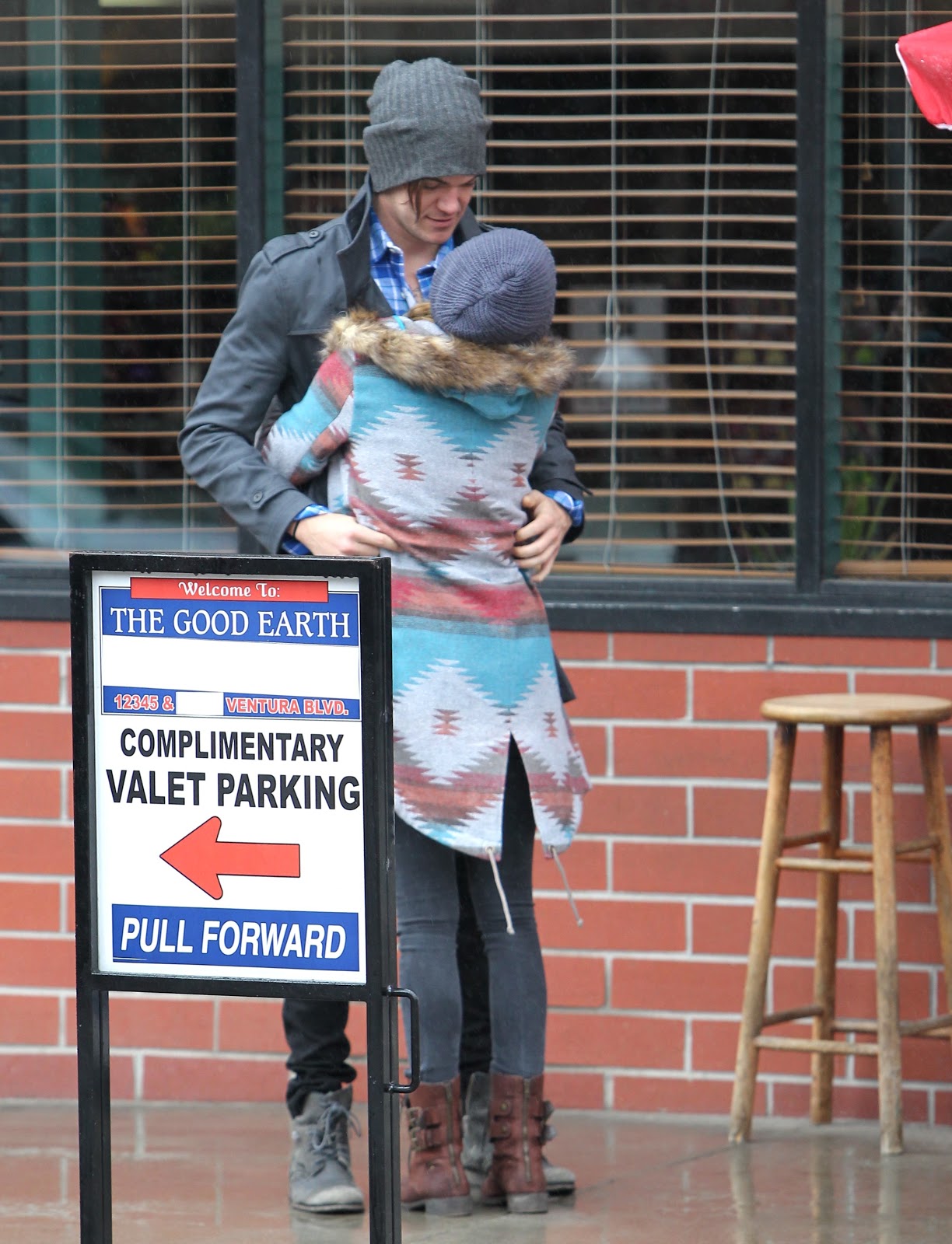 Ashley comprando algunos muebles en Hollywood ~ Ashley Tisdale