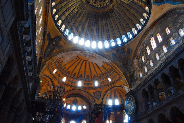 Vue de la nef depuis la galerie supérieure qu’occupaient les fidèles lorsque le sultan priait seul en bas. Tout l’étage est cintré d’un parapet en marbre