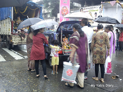 Ganpati idols being brought for visarjan in cars