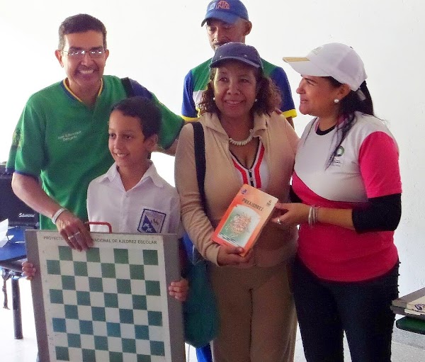 UN TABLERO PARA LA CULTURA Y LA PAZ "MUÉVETE CON EL AJEDREZ" UN TABLERO PARA LA CULTURA Y LA PAZ "MUÉVETE CON EL AJEDREZ"