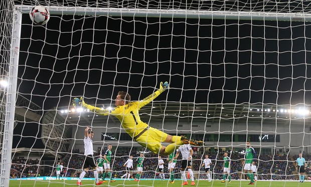schwarzes fußballtrikot
