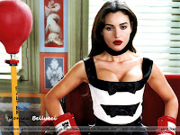 monica bellucci, wallpaper, hd, bikini, photos, tight boobs, in fitting dress, with red boxing gloves
