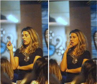 Veja os famosos que fumam ou já fumaram Quem vê a gata tão linda na televisão não imagina que a atriz é chegada num cigarrinho.